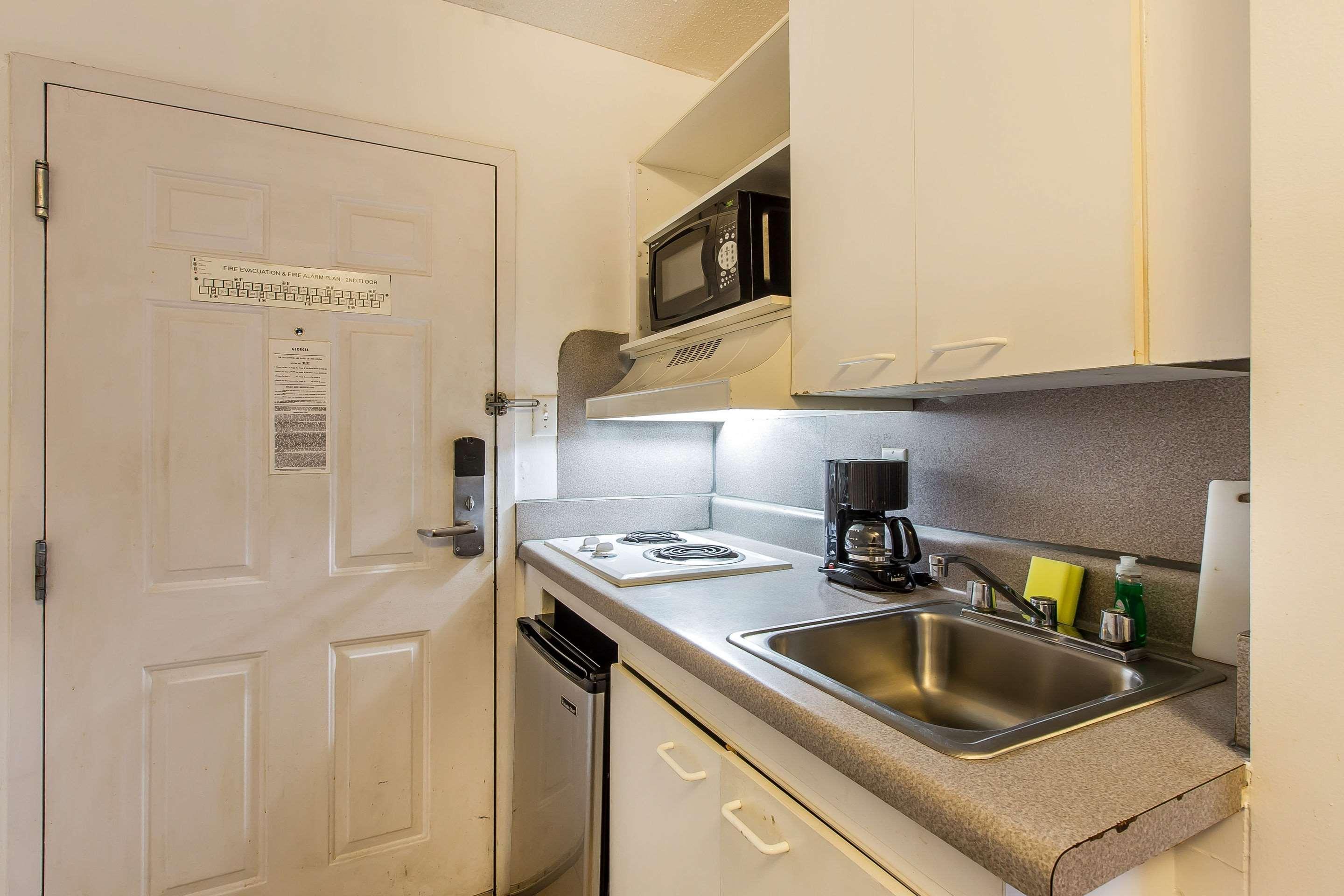 Suburban Studios Abercorn Савана Екстериор снимка