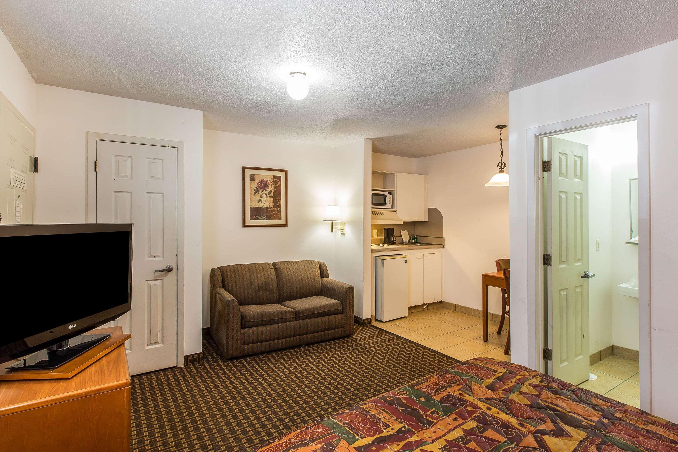 Suburban Studios Abercorn Савана Екстериор снимка