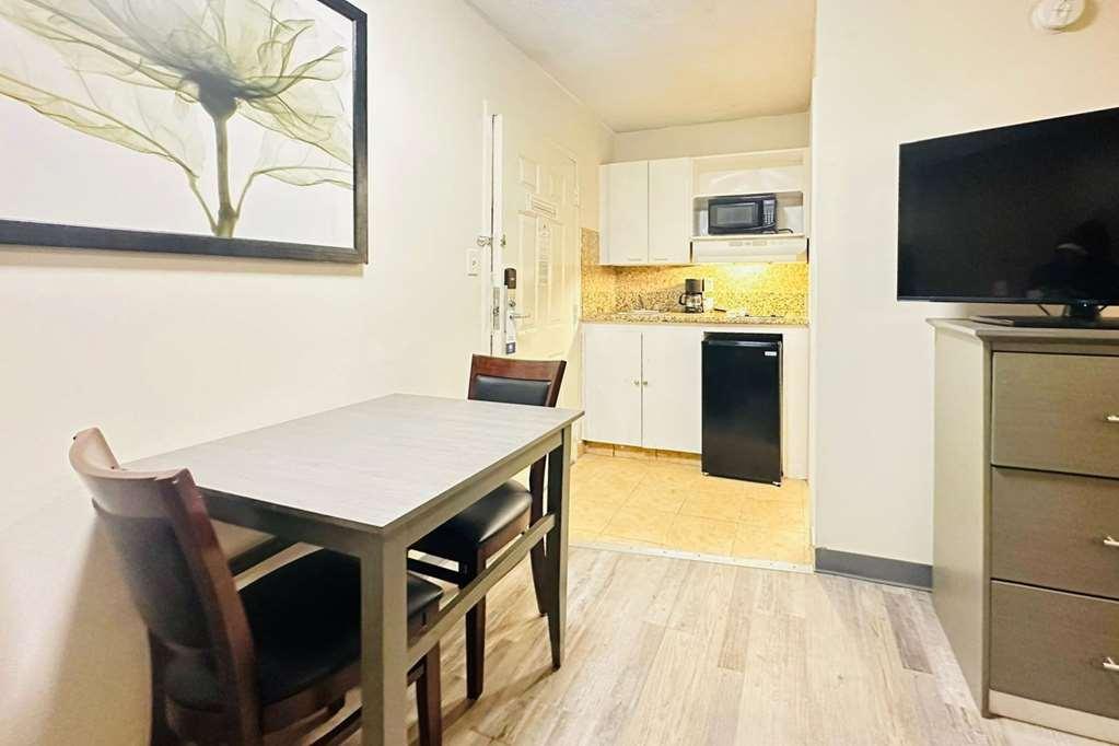 Suburban Studios Abercorn Савана Стая снимка