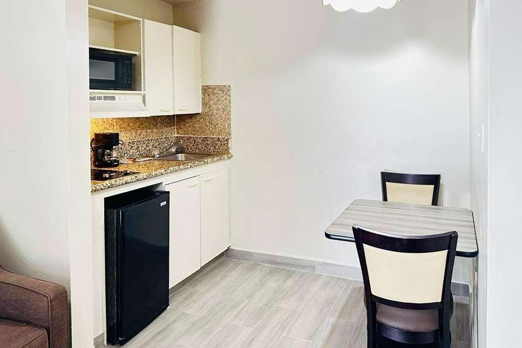 Suburban Studios Abercorn Савана Стая снимка