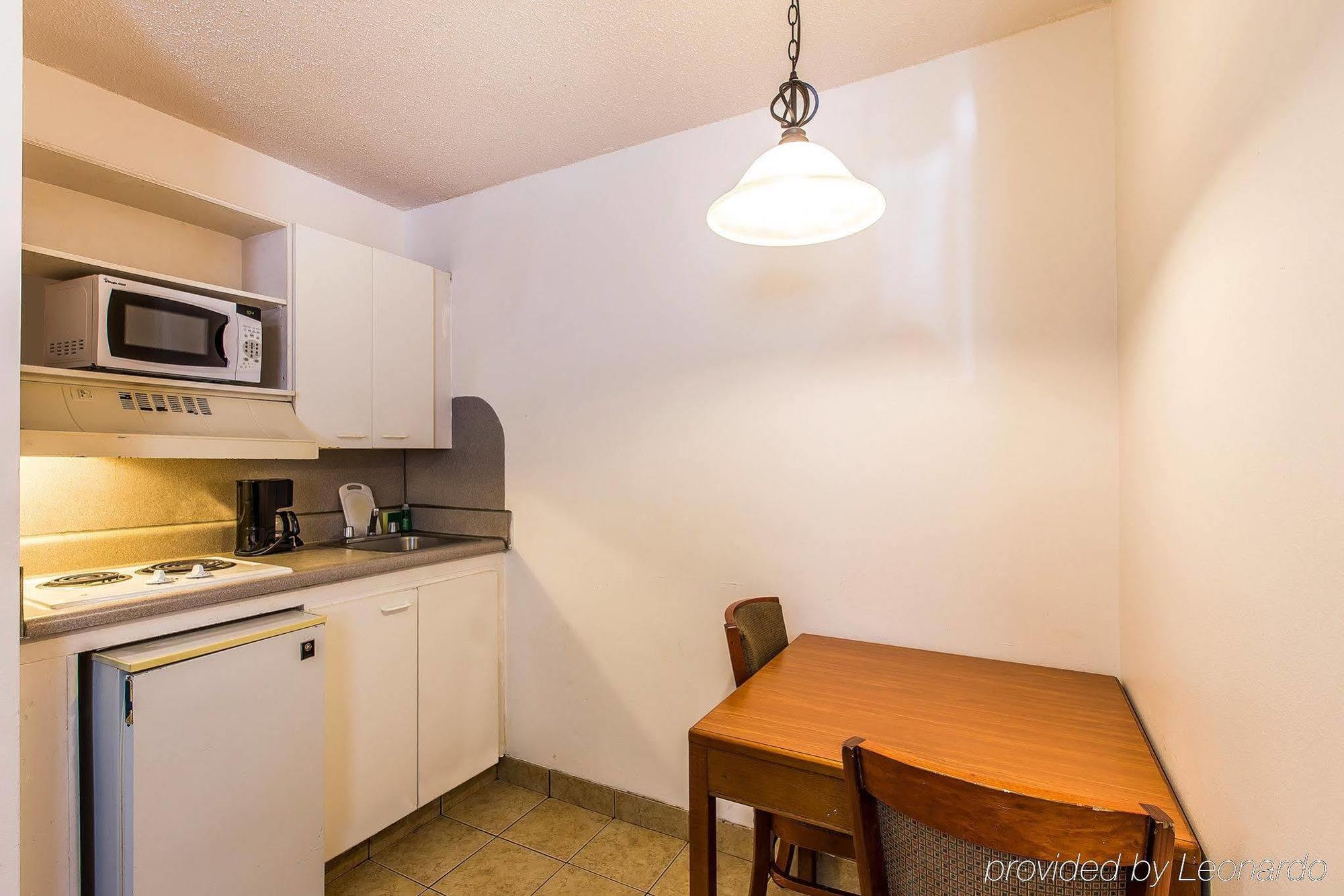 Suburban Studios Abercorn Савана Екстериор снимка